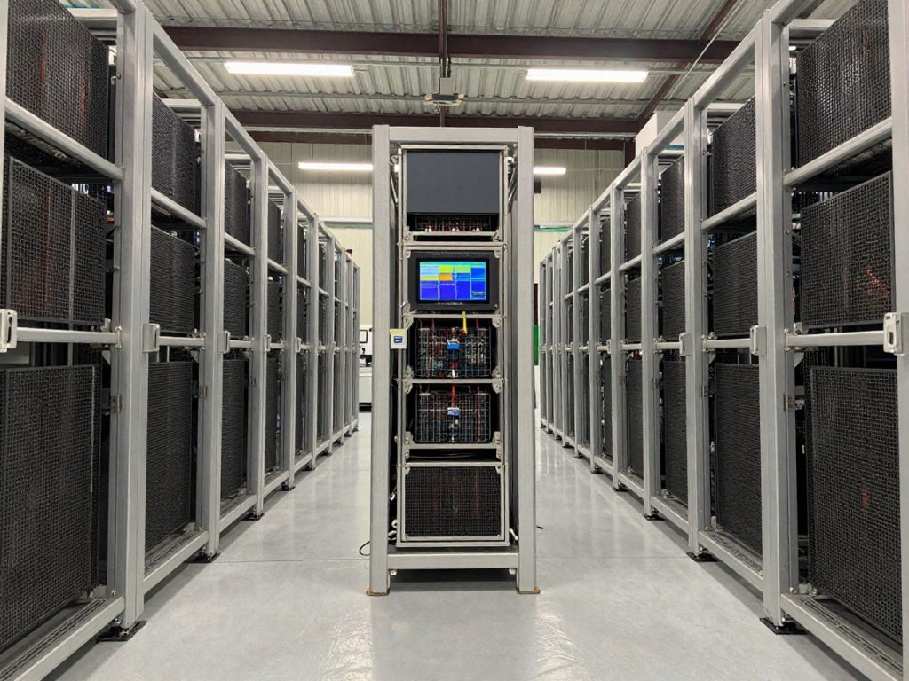Créateur visuel travaillant sur plusieurs rendus simultanés dans son espace de production